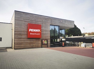 Sie sehen den Eingang vom Penny Markt in Weyerbusch Frankfurter Str. 25