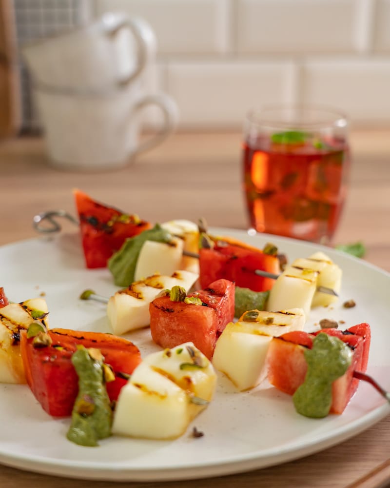 Rot-Weisse-Melonenspiesse mit süßem Pesto