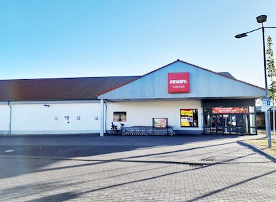 Sie sehen den Eingang vom Penny Markt in Nauen Dammstr. 24