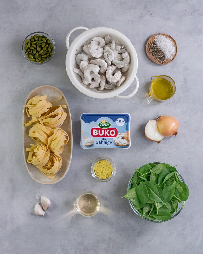 Dieses Bild zeigt die Zutaten für die Bandnudeln mit Garnelen.