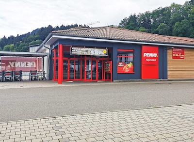 sie sehen den Eingang vom Penny Markt in Alpirsbach Hauptstr. 58