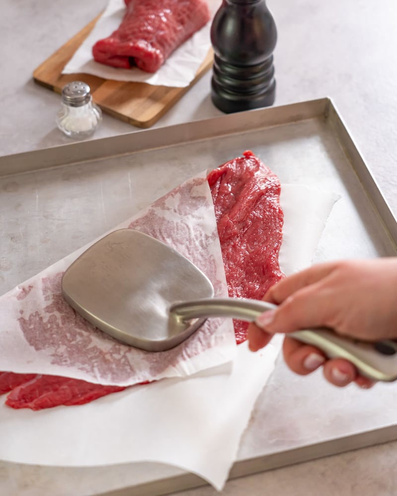 Dieses Bild zeigt wie das Fleisch gedrückt wird.