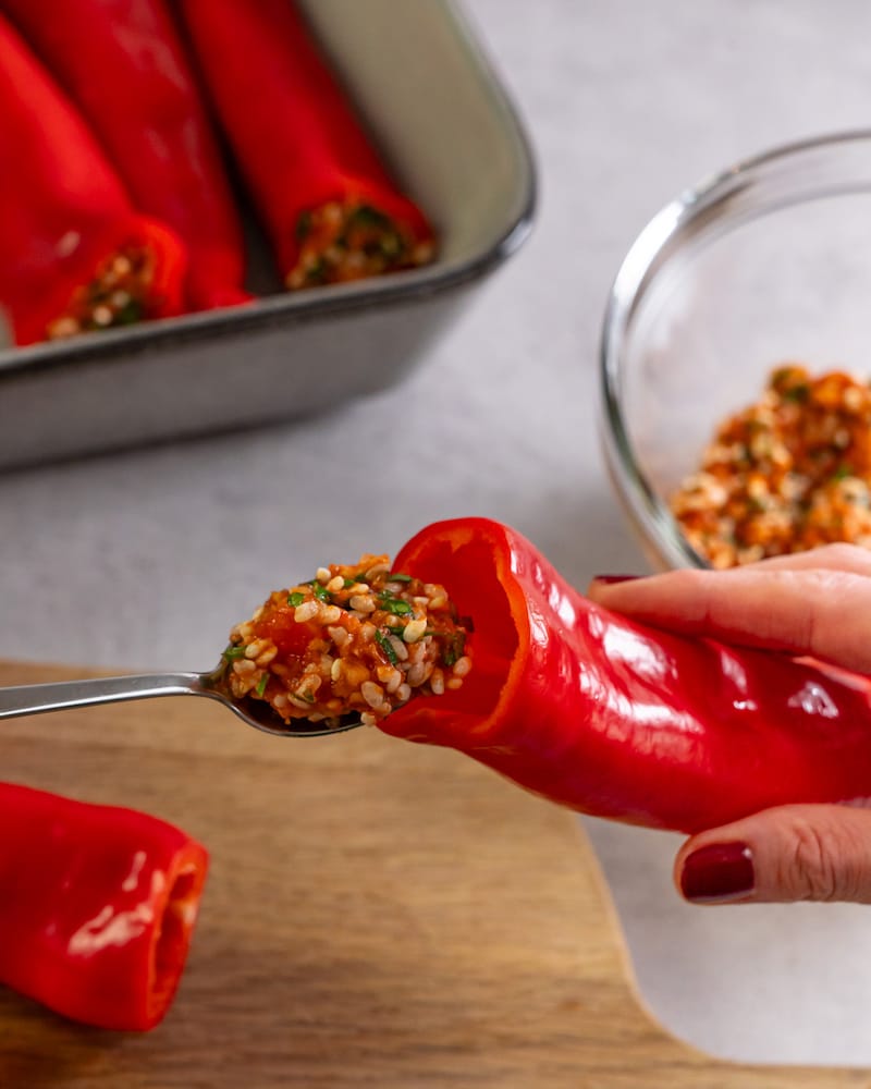 Dieses Bild zeigt wie die Paprika gefüllt wird.