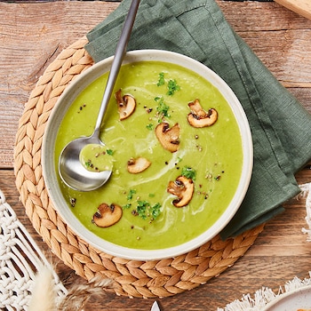 Dänische Ærtensuppe mit gebratenen Pilzen und Haferbrötchen