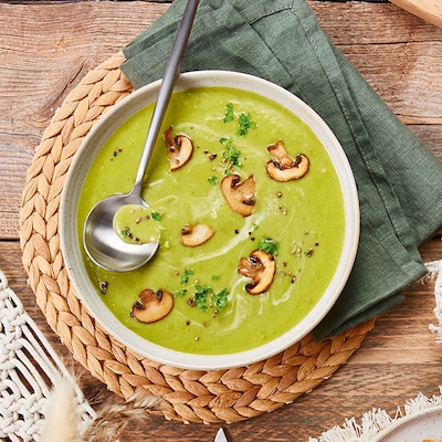 Dänische Ærtensuppe mit gebratenen Pilzen und Haferbrötchen