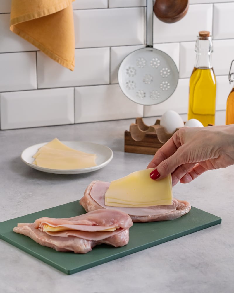 Dieses Bild zeigt, wie die Hähnchenbrust gefüllt wird.