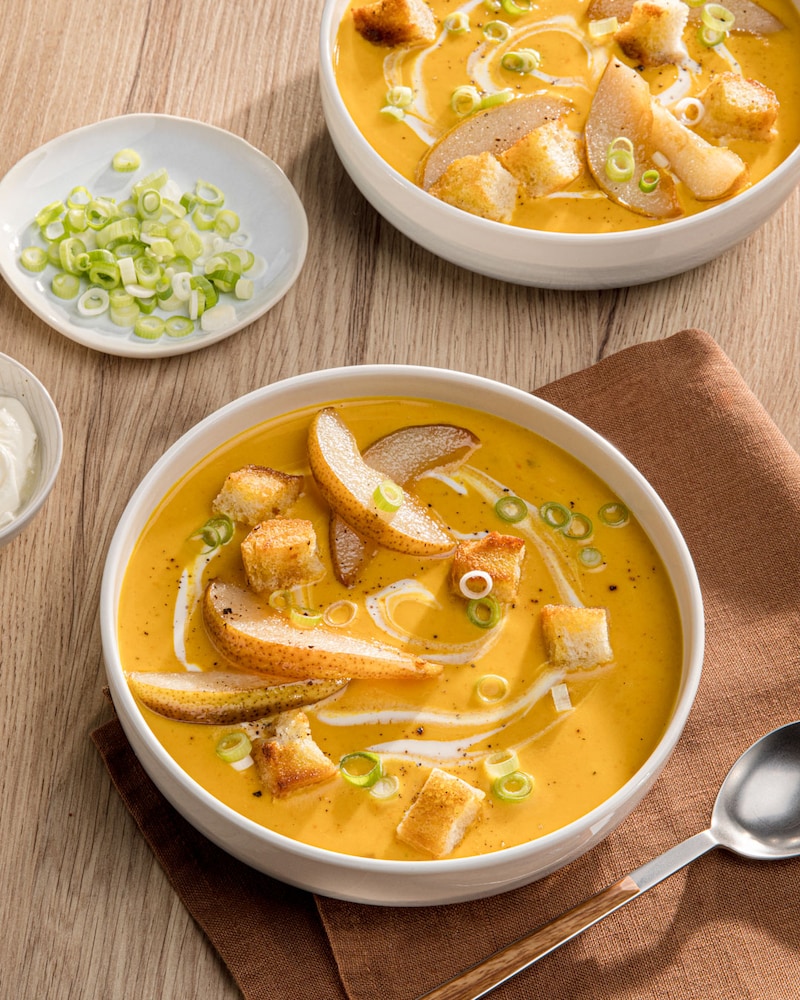 Dieses Bild zeigt die fertige Kürbissuppe mit Birnen.
