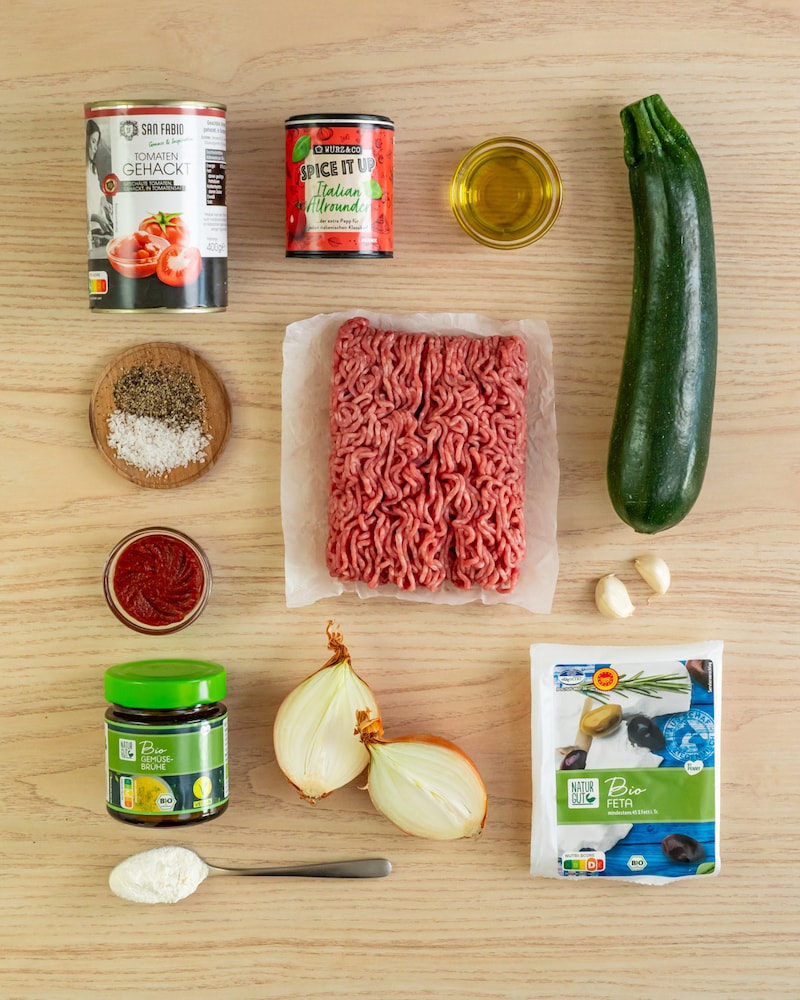 Dieses Bild zeigt die Zutaten für die Zucchini Hack Pfanne.