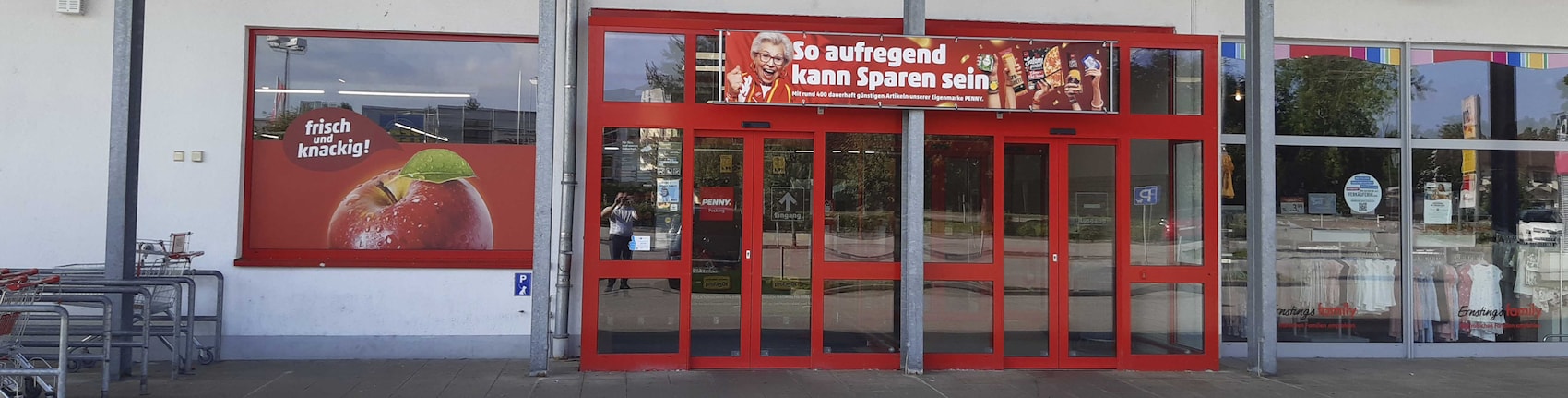 Sie sehen den Eingang vom Penny Markt in Pocking Fuessinger Str. 1