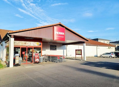 Sie sehen den Eingang vom Penny Markt in Wilhelmsdorf Welfenstr. 6