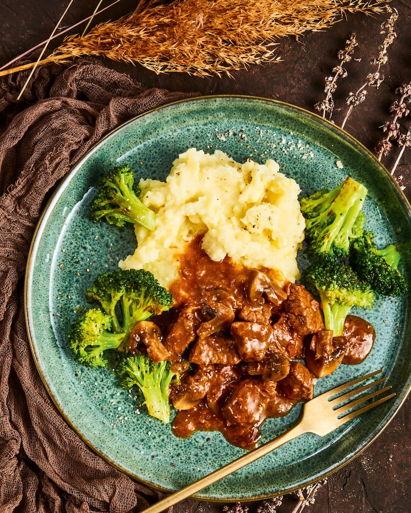 Schmorgulasch mit Champignons, Stampfkartoffeln und Brokkoli