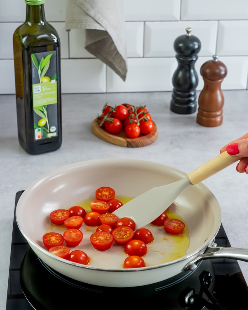 Dieses Bild zeigt wie die Tomaten angeschwitzt werden.