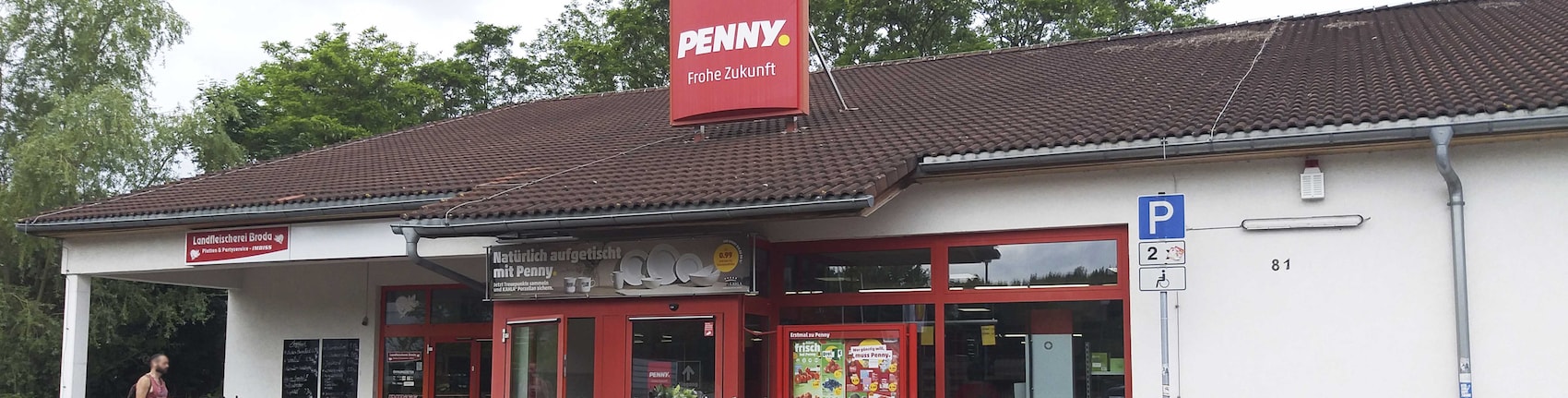 Sie sehen den Eingang vom Penny Markt in Halle (Saale) Frohe Zukunft, Dessauer Str. 81