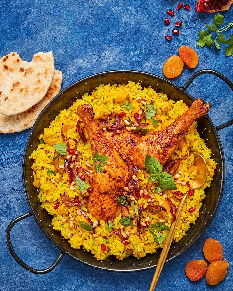 Dieses Bild zeigt das fertige orientalische Pilaw mit Hähnchen.