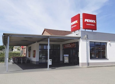 Sie sehen den Eingang vom Penny Markt in Badersleben, Albert-Klaus-Str. 1