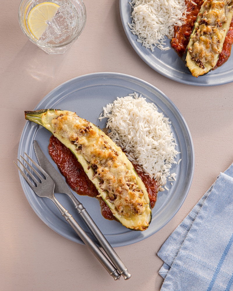 Das Bild zeigt die angerichtete Zucchini mit Reis.