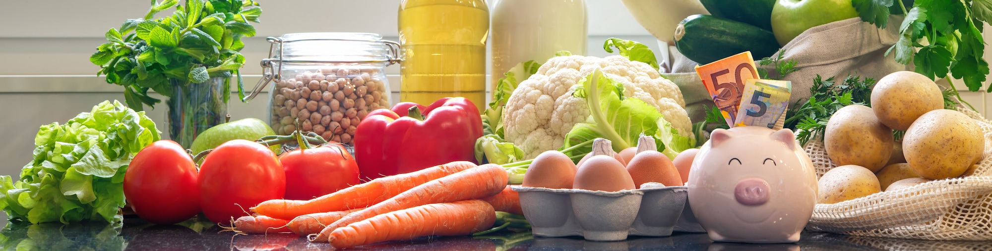 Lebensmittelauswahl mit Sparschwein