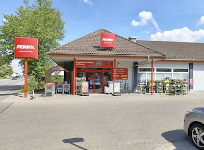 Sie sehen den Eingang vom Penny Markt in Ingolstadt/Mailing Regensburger Str. 142