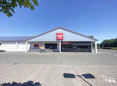 Sie sehen den Eingang vom Penny Markt in Borchen, Haarener Str. 60