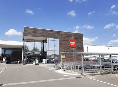 Sie sehen den Eingang vom Penny Markt in Blieskastel, Zum Gunterstal 1