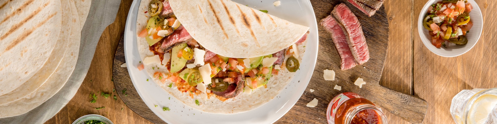 Dieses Bild zeigt unseren Burrito California mit Avocados und Chipotle-Sauce.