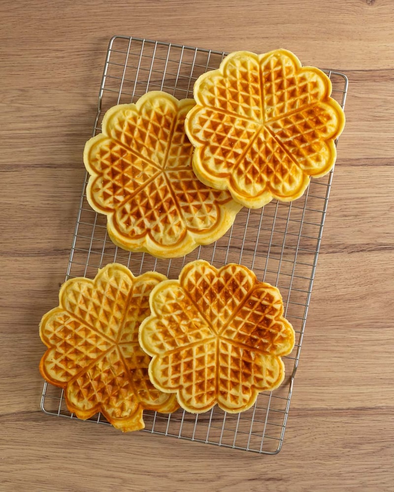 Dieses Bild zeigt wie die Waffelen auskühlen.