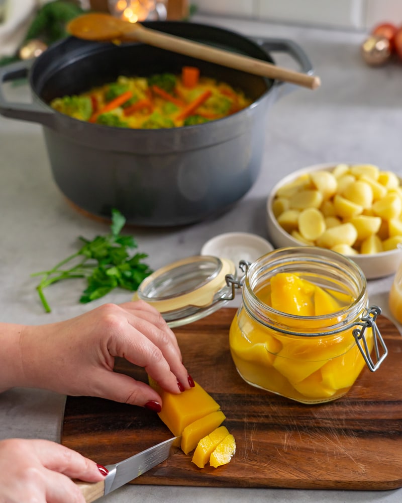 Dieses Bild zeigt das schneiden der Mango.