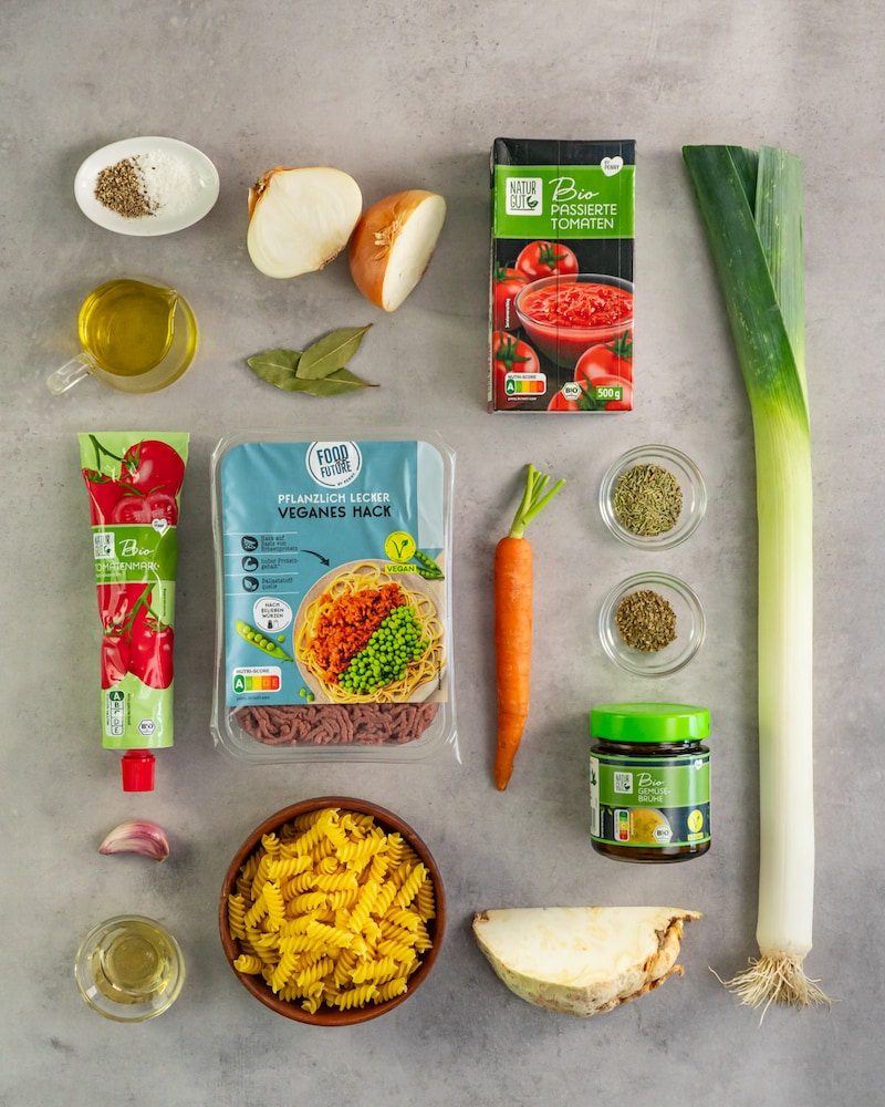Dieses Bild zeigt die Zutaten für die vegane Bolognese.