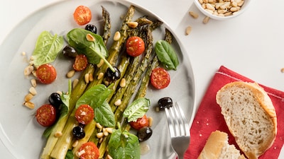 Grüner grüner Spargel im Ofen
