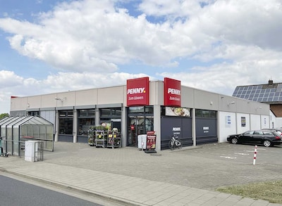 Sie sehen den Eingang vom Penny Markt in Braunschweig, Weinbergweg 34