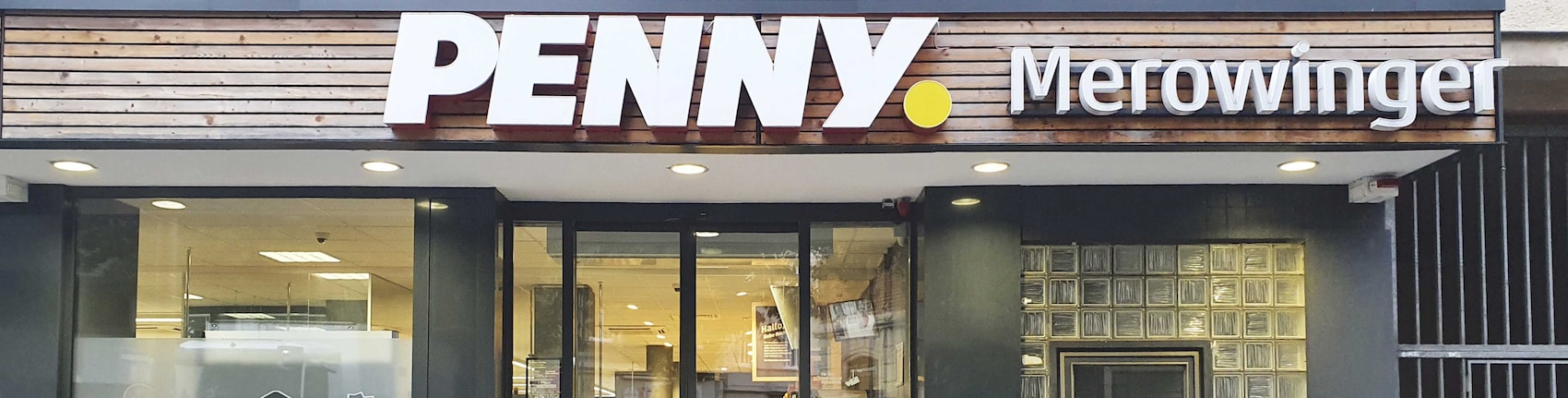 Sie sehen den Eingang vom Penny Markt in Köln - Neustadt Süd Merowingerstr. 33A