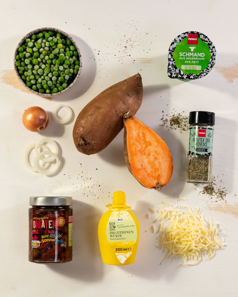 Dieses Bild zeigt alle Zutaten für unsere überbackenen Süßkartoffeln.