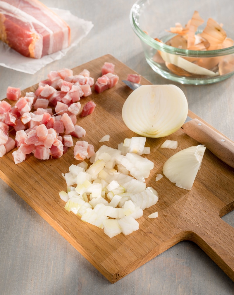 Auf diesem Bild siehst du Speck und Zwiebeln.