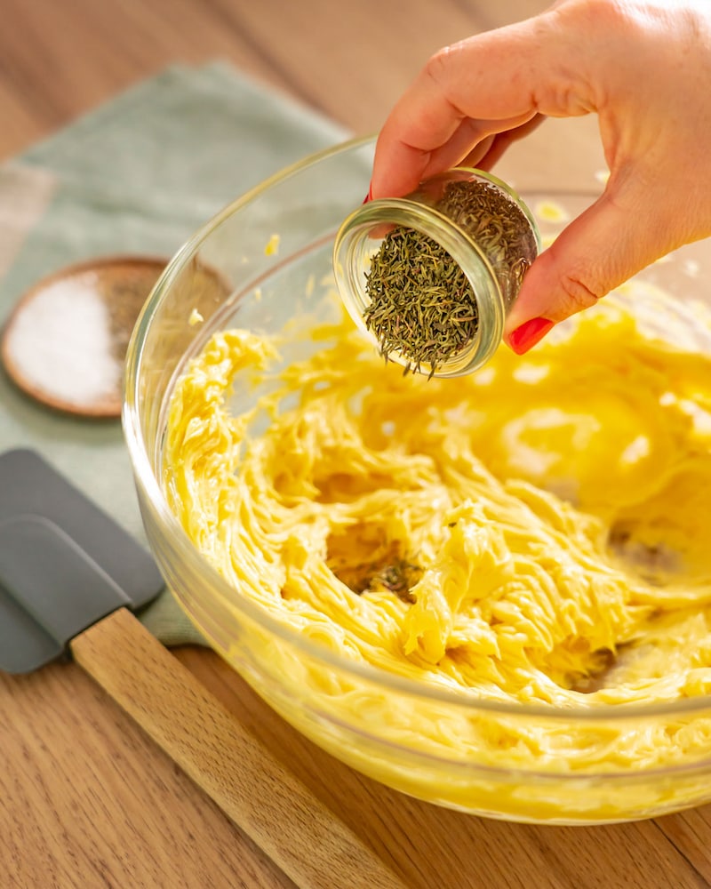 Dieses Bild zeigt wie die Honig-Senf-Butter gewürzt wird.