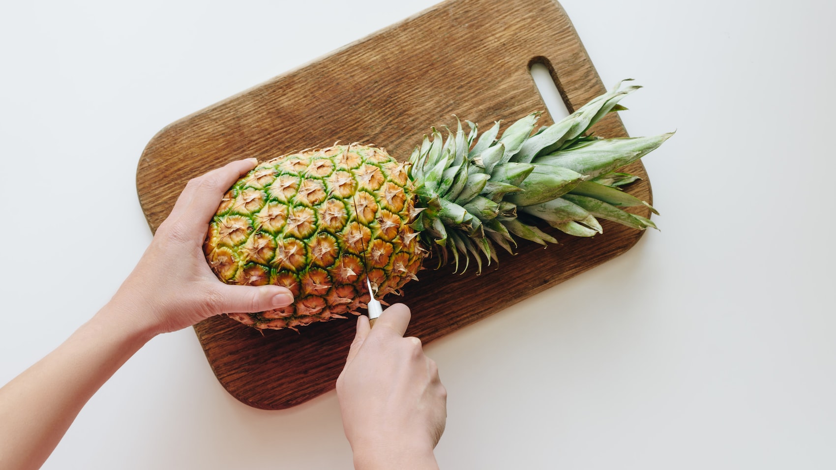 Ananas auf Schneidebrett