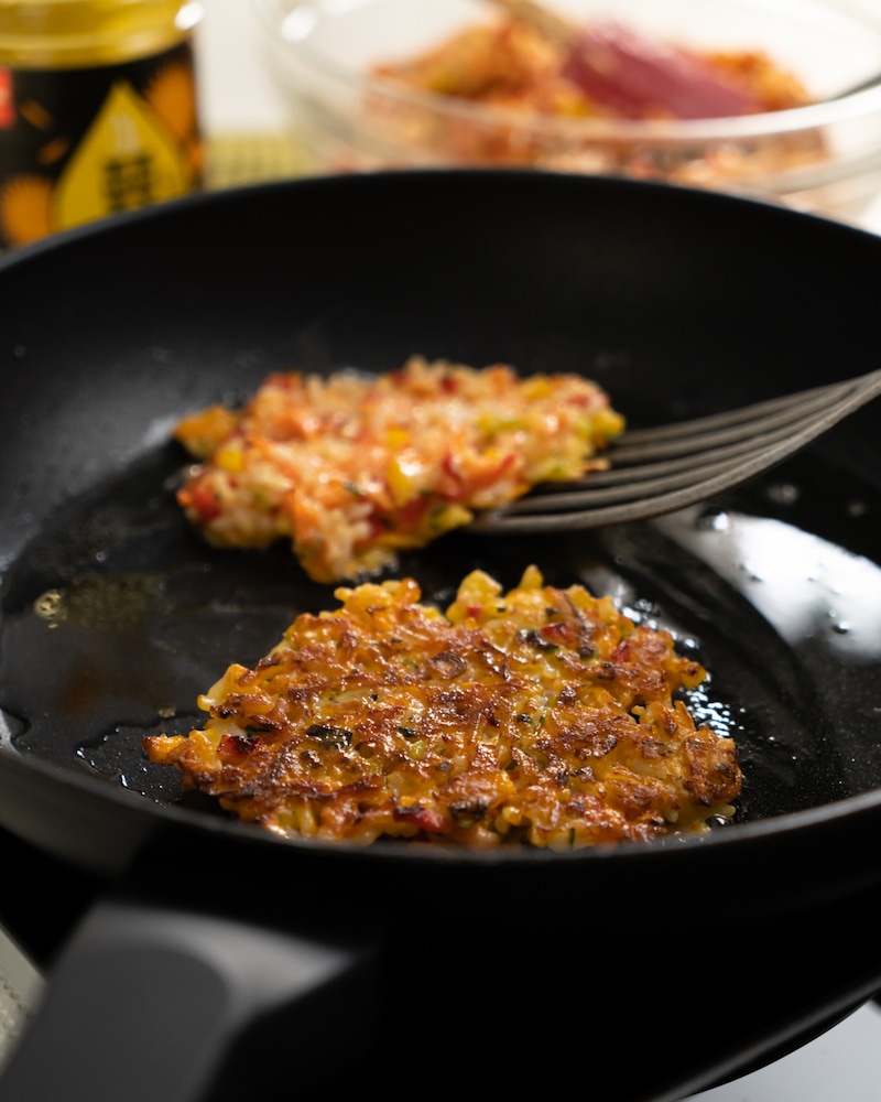 Auf diesem Bild siehst du wie die Reispuffer gebraten werden.