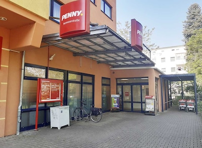 Sie sehen den Eingang vom Penny Markt in Leipzig/Sellerhausen-Stuenz, Permoserstraße 50