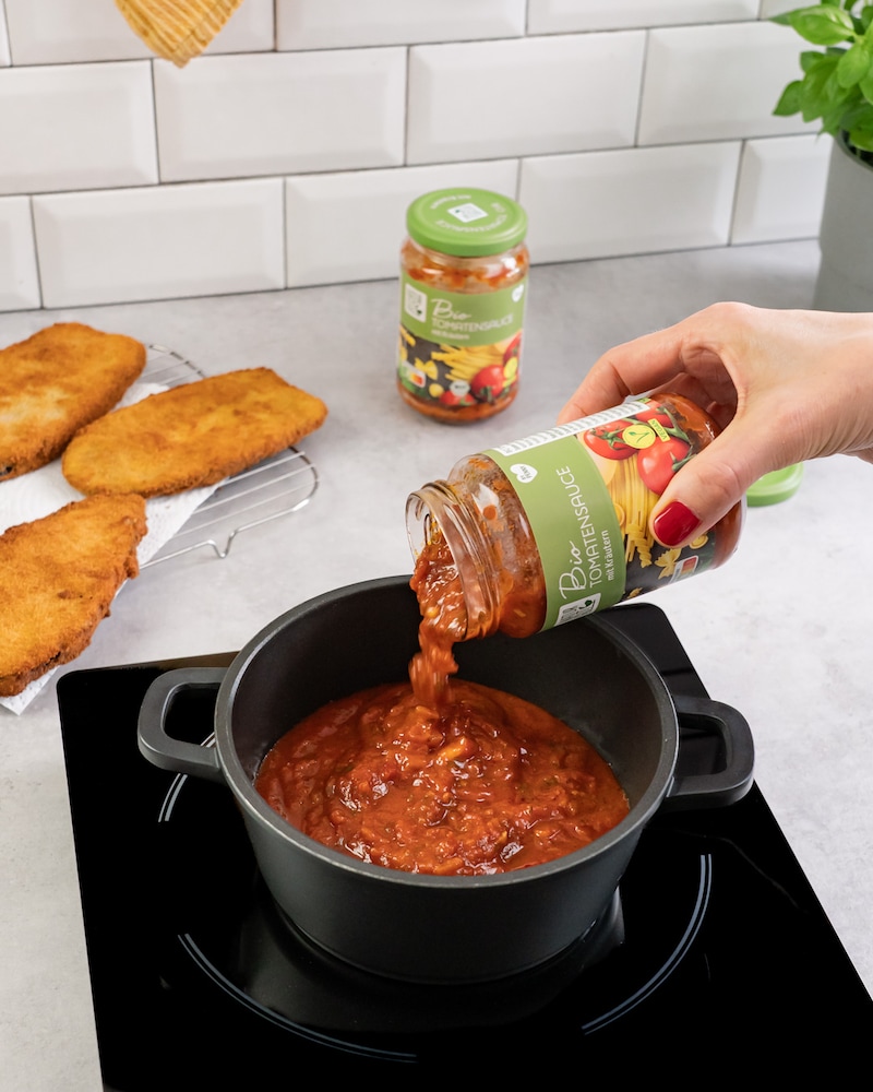 Dieses Bild zeigt wie die Soße für die Auberginenschnitzel zubereitet wird.