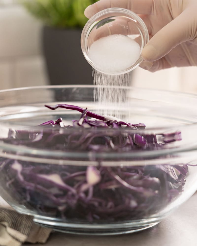 Dieses Dieses Bild zeigt wie der Rotkohl gewürzt wird.