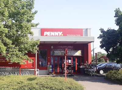 Sie sehen den Eingang vom Penny Markt in Dresden Marienberger Str. 36