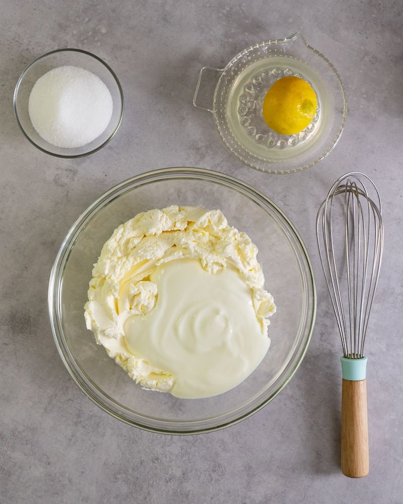 Dieses Bild zeigt wie der Frischkäse, Joghurt, Zucker, Zitronensaft und Gelatine zusammengeben wird.