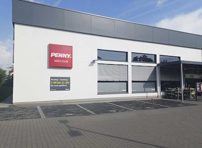 Sie sehen den Eingang vom Penny Markt in Wörrstadt, Kreuznacher Str. 1-7