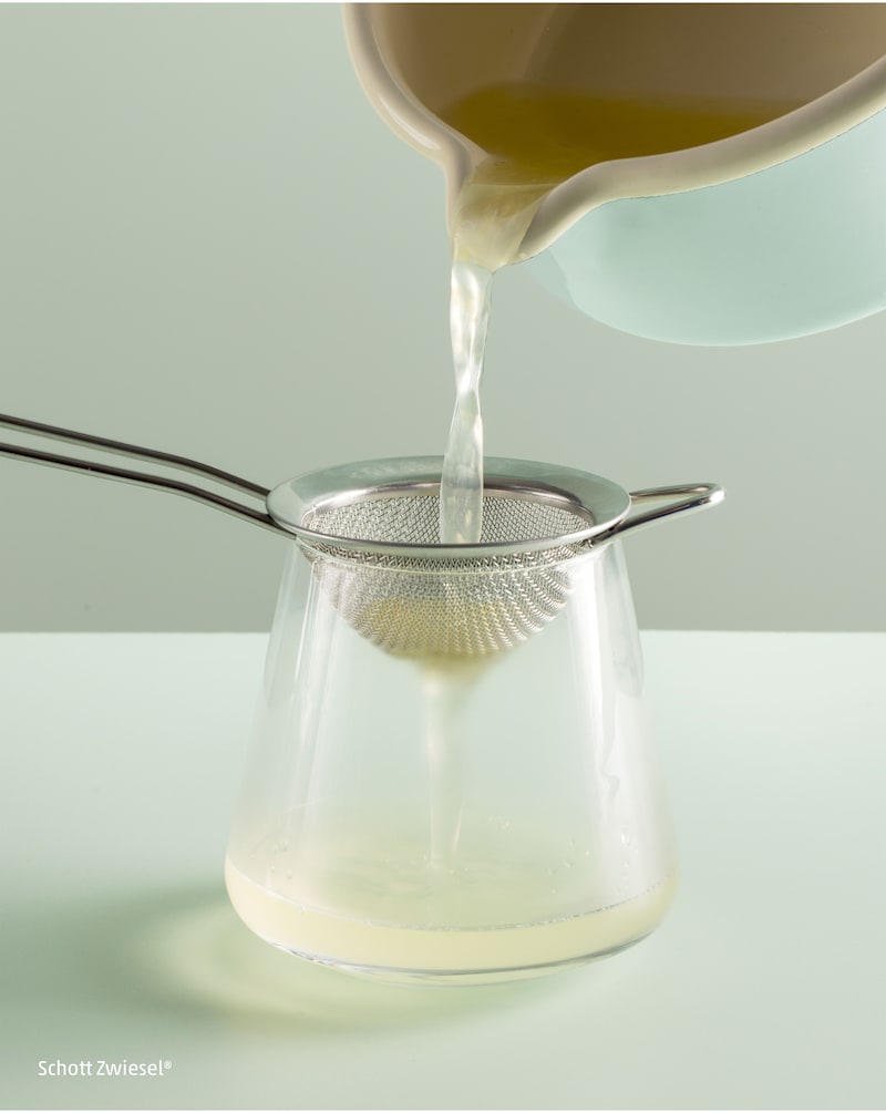 Dieses Bild zeigt wie die Zitronenlimonade gesiebt wird.