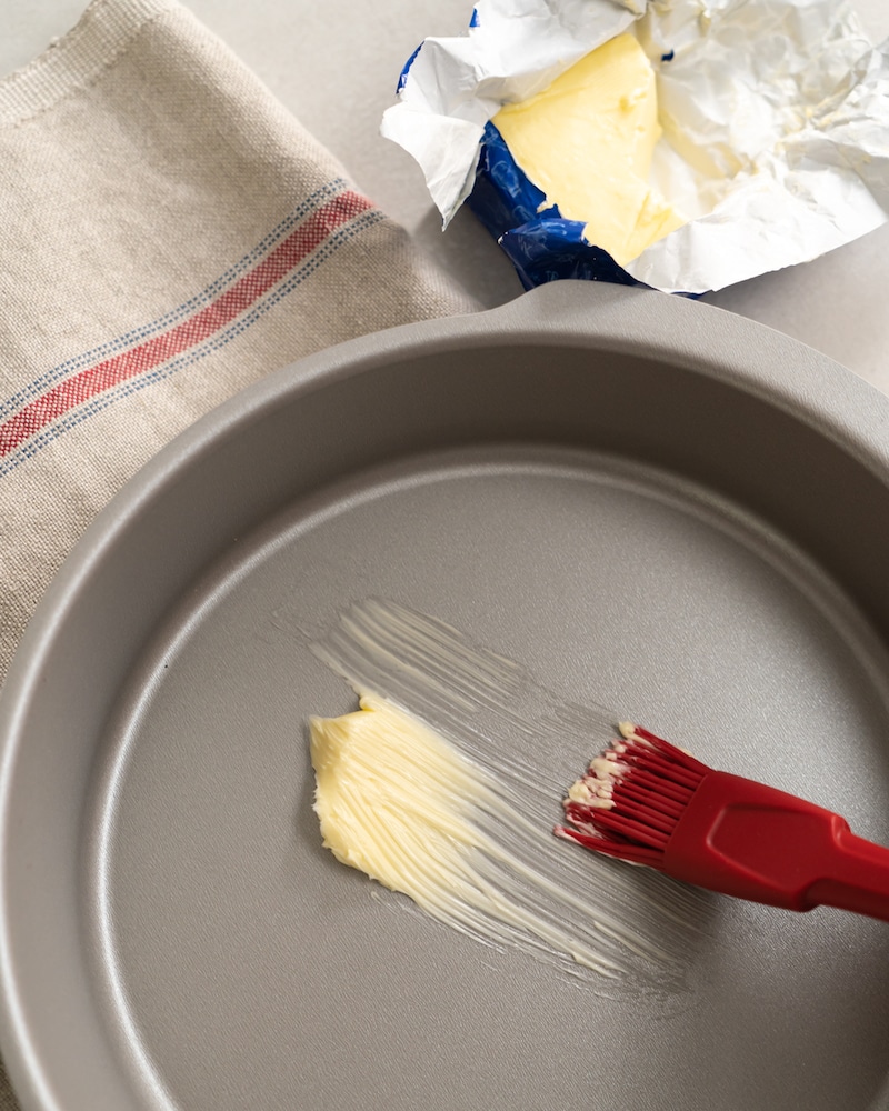 Auf diesem Bild siehst du wie die Tortilla Form eingefettet wird.