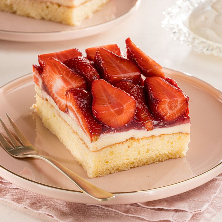 Dieses Bild zeigt den fertigen Erdbeerkuchen vom Blech.