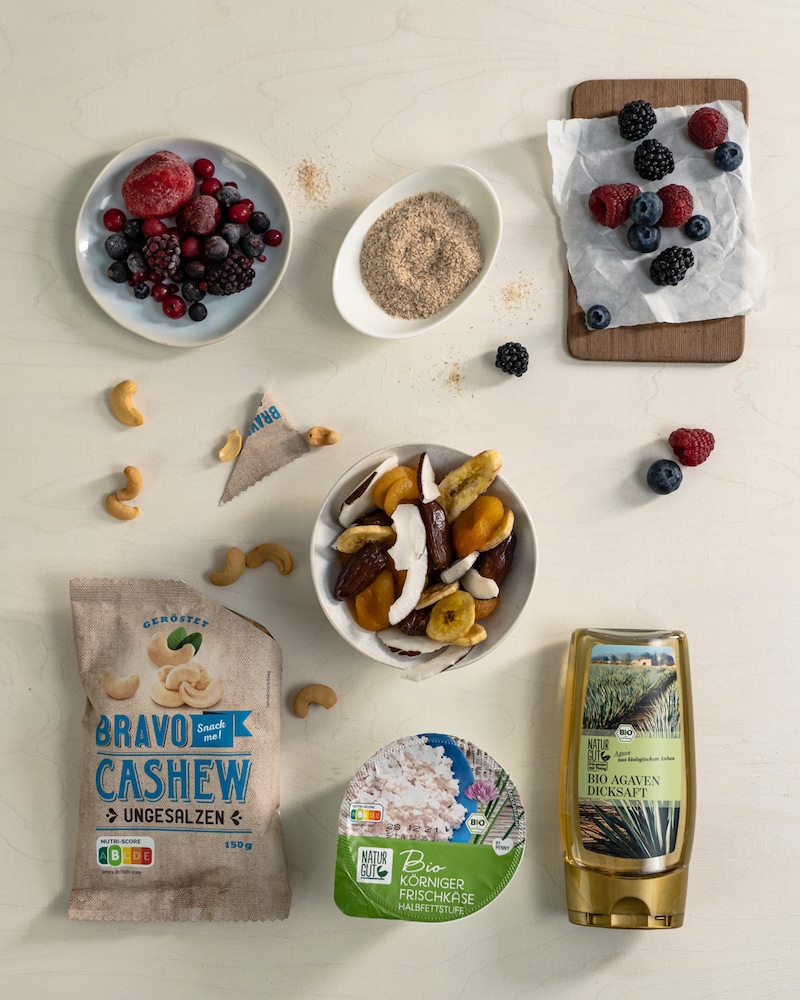Auf diesem Bild siehst du alle Zutaten für unseren Fruchtpudding.
