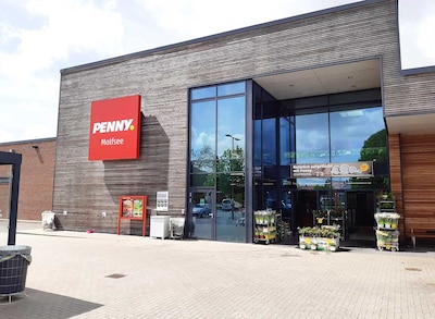 sie sehen den Eingang vom Penny Markt in Molfsee Hamburger Chaussee 15