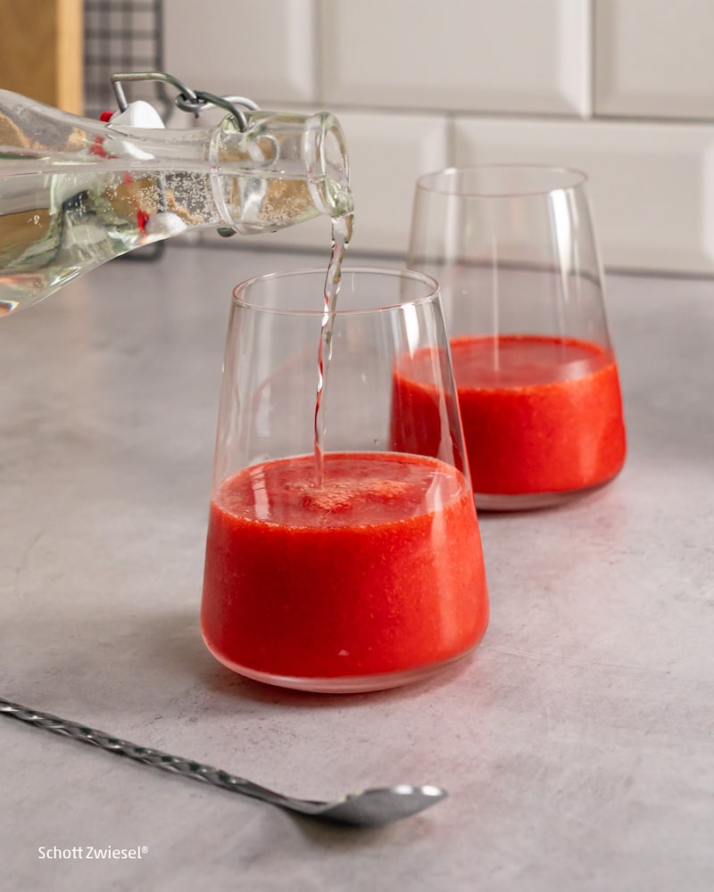 Dieses Bild zeigt wie die Zitronenlimonade hinzugegeben wird.