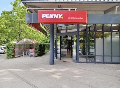 Sie sehen den Eingang vom Penny Markt in Muenchen/Feldmoching-Hasenbergl Franz-Fackler-Str. 3
