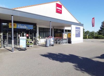 Sie sehen den Eingang vom Penny Markt in Pforzheim-Huchenfeld, Industriestr. 111